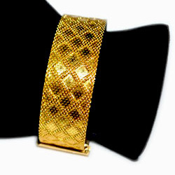 Criss-cross patterned 18mm wide gold toned fully adjustable length bracelet