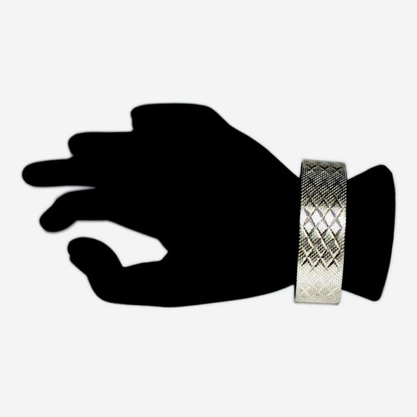 18 mm wide quality silver toned bracelet in beautiful criss-cross pattern